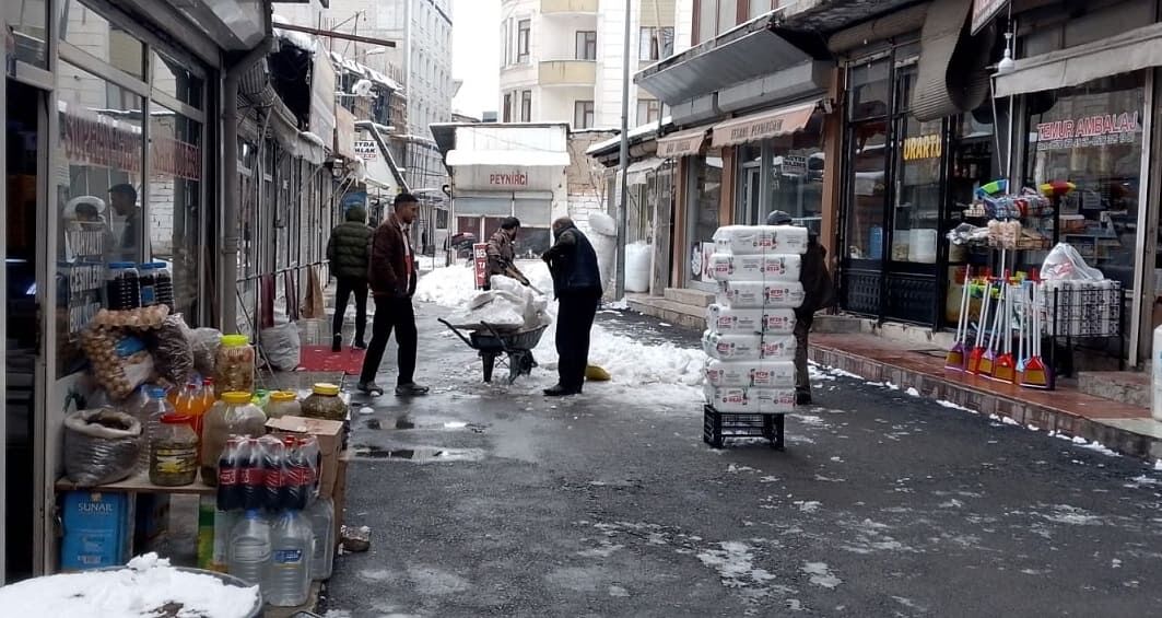 Van’da Belediyeler Yine Ortada Yok! Kar Temizliği Esnafa Kaldı (2)