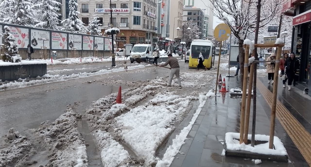 Van’da Belediyeler Yine Ortada Yok! Kar Temizliği Esnafa Kaldı (3)