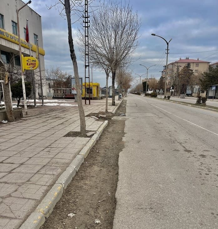 Van’da Bozuk Yollar Sürücüleri Sanayiye Sürüklüyor! (1)