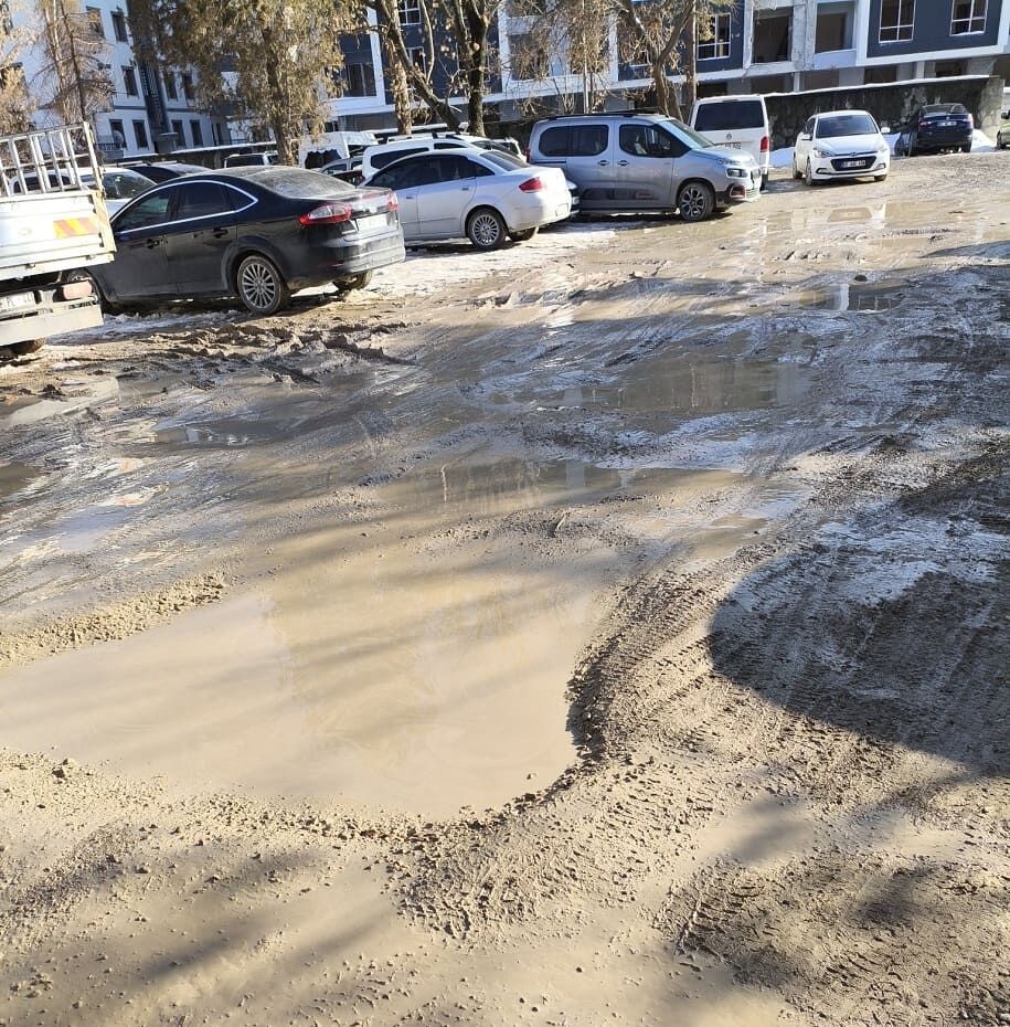 Van’da Bozuk Yollar Sürücüleri Sanayiye Sürüklüyor! (2)