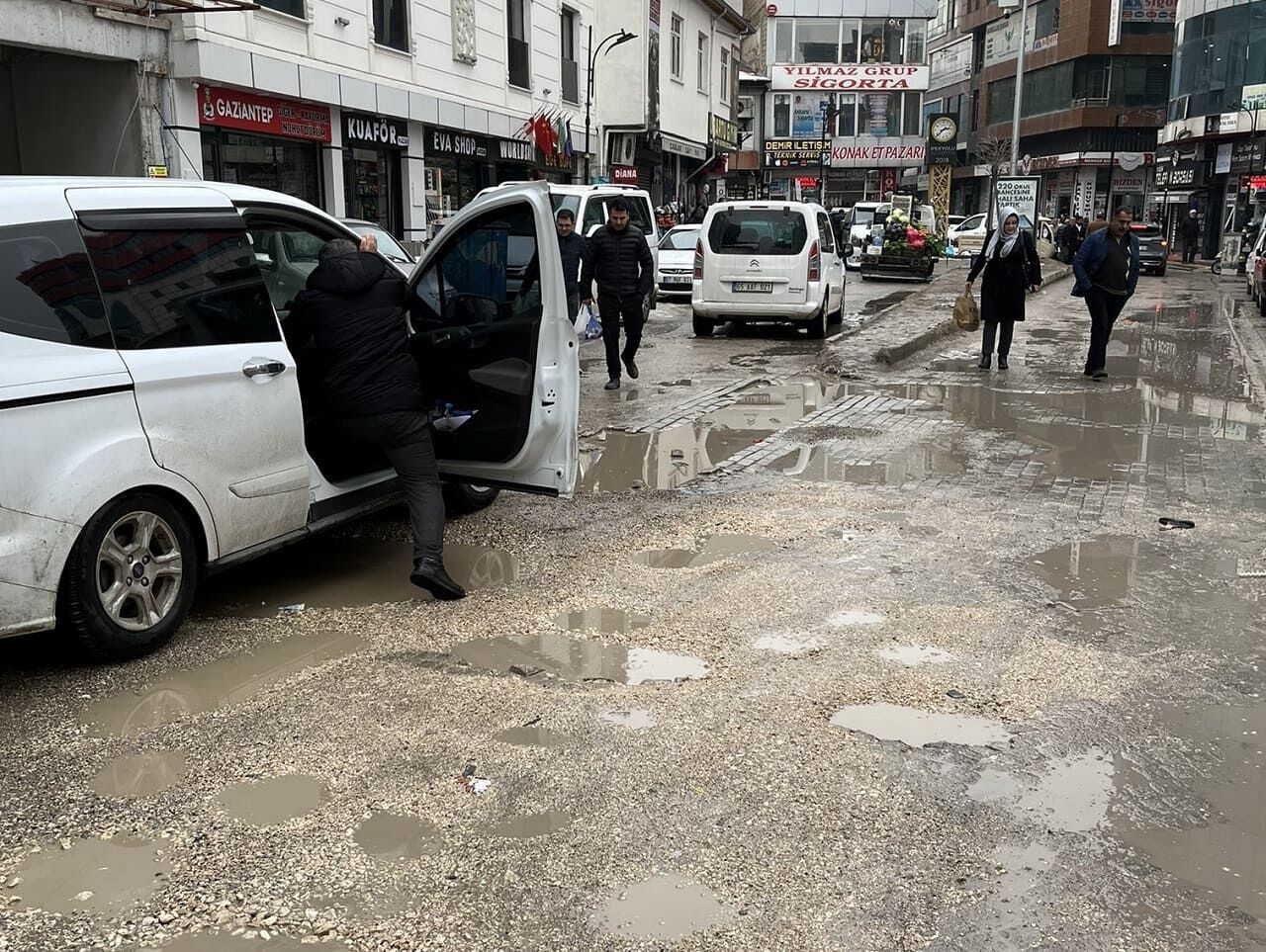 Van’da Bozuk Yollar Sürücüleri Sanayiye Sürüklüyor! (4)