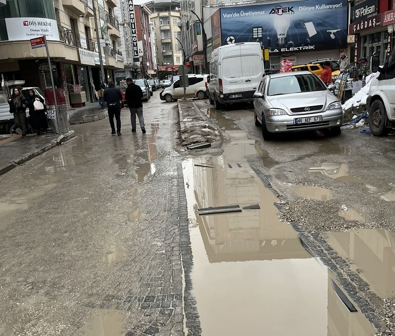 Van’da Bozuk Yollar Sürücüleri Sanayiye Sürüklüyor! (5)