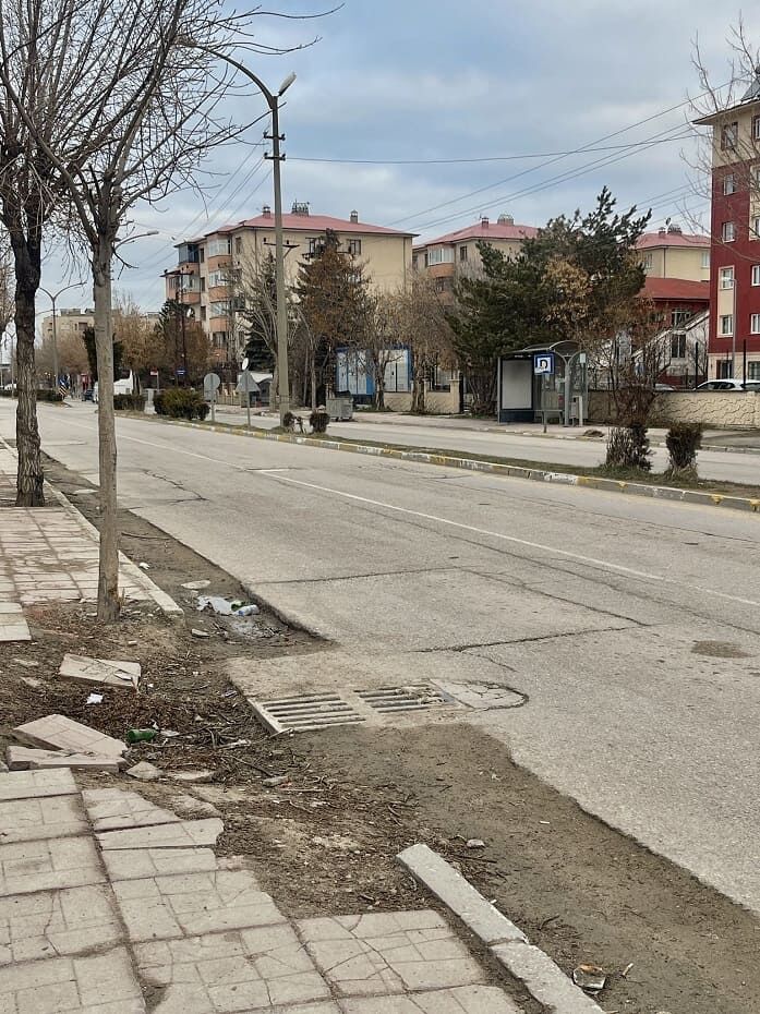 Van’da Bozuk Yollar Sürücüleri Sanayiye Sürüklüyor! (6)