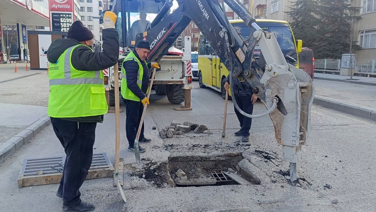 Van’da Bozuk Yollarda Bakım Çalışması (2)