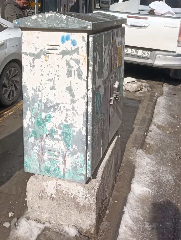 Van’da Çarşının Göbeğinde Devrilen Trafo Onarıldı5