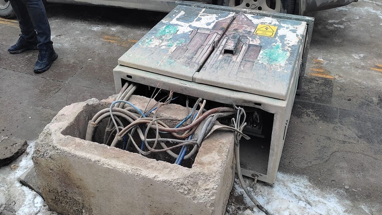 Van’da Çarşının Göbeğinde Devrilen Trafo Tehlike Saçıyor (1)