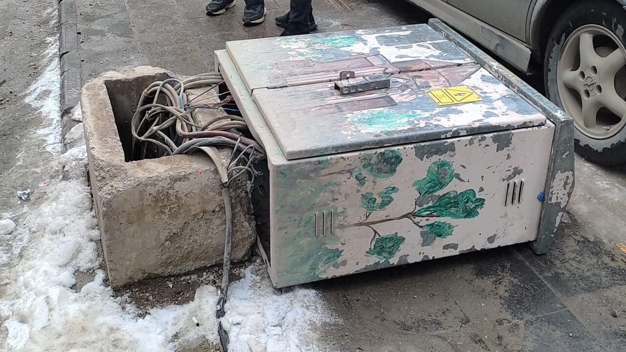 Van’da Çarşının Göbeğinde Devrilen Trafo Tehlike Saçıyor (2)