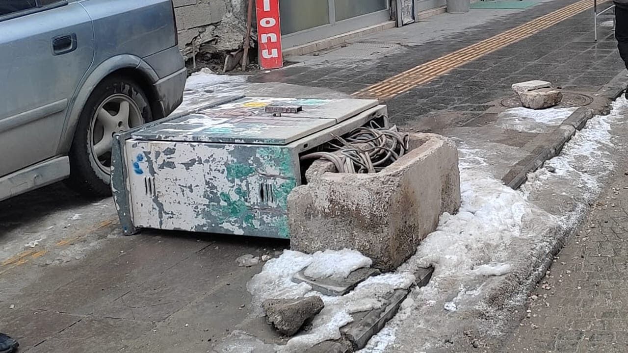Van’da Çarşının Göbeğinde Devrilen Trafo Tehlike Saçıyor (4)