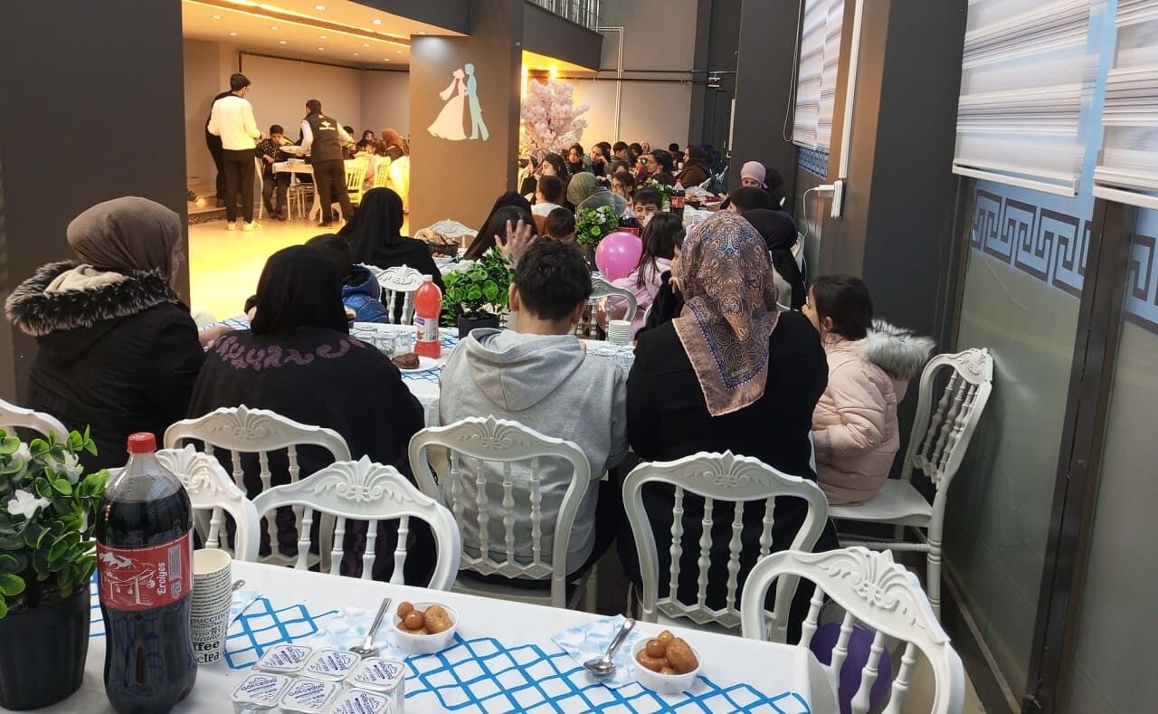 Van’da Geleneksel Yetim Iftarı Gönüller Birleşti (2)