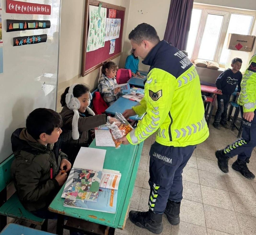 Van’da Ilkokul Öğrencilerine Trafik Eğitimi Verildi! (2)