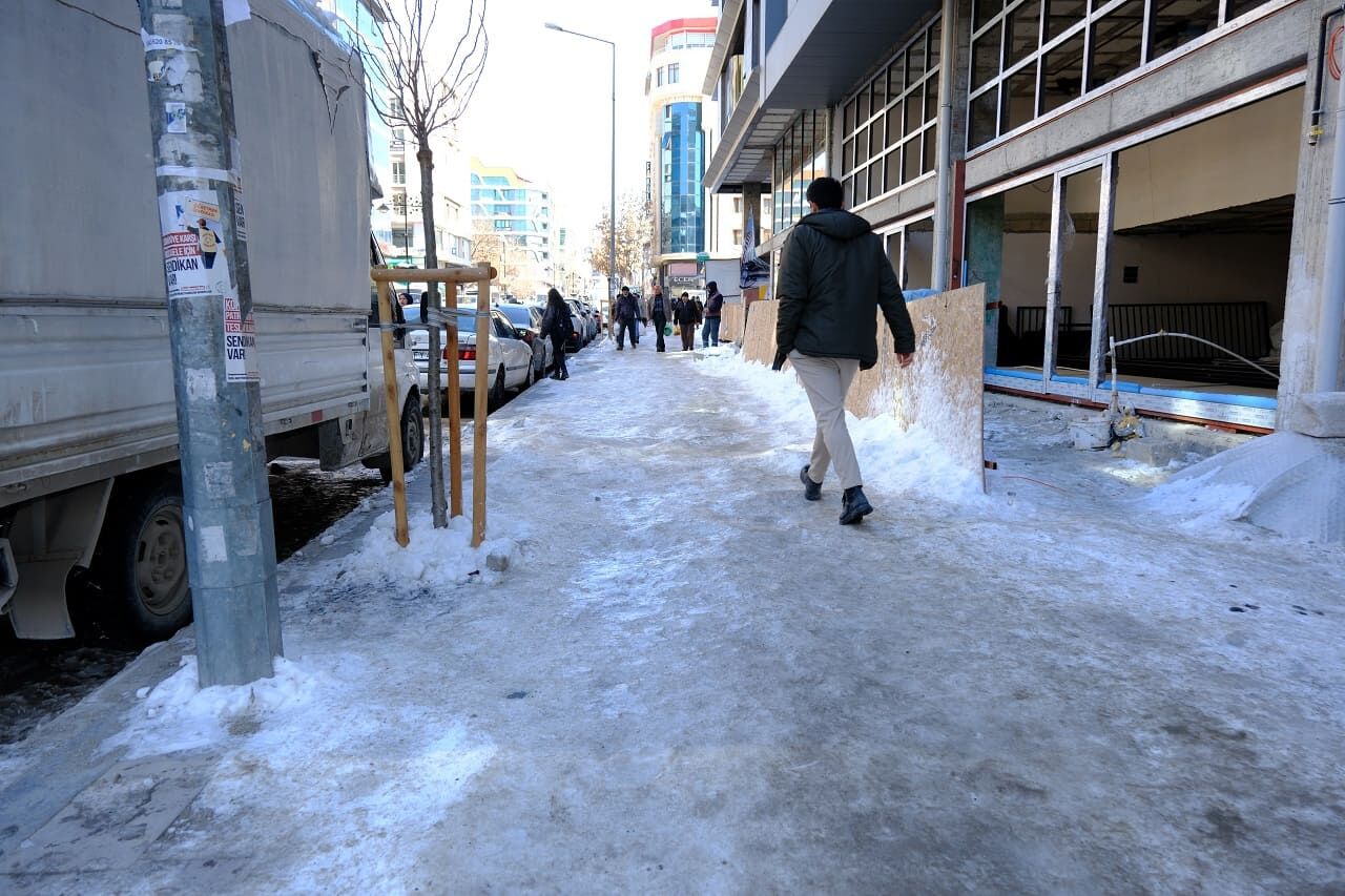 Van'da Kaldırım Ve Yollar Buz Pistine Döndü! (2)