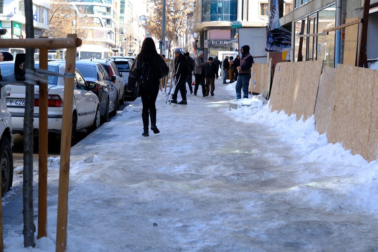 Van'da Kaldırım Ve Yollar Buz Pistine Döndü!