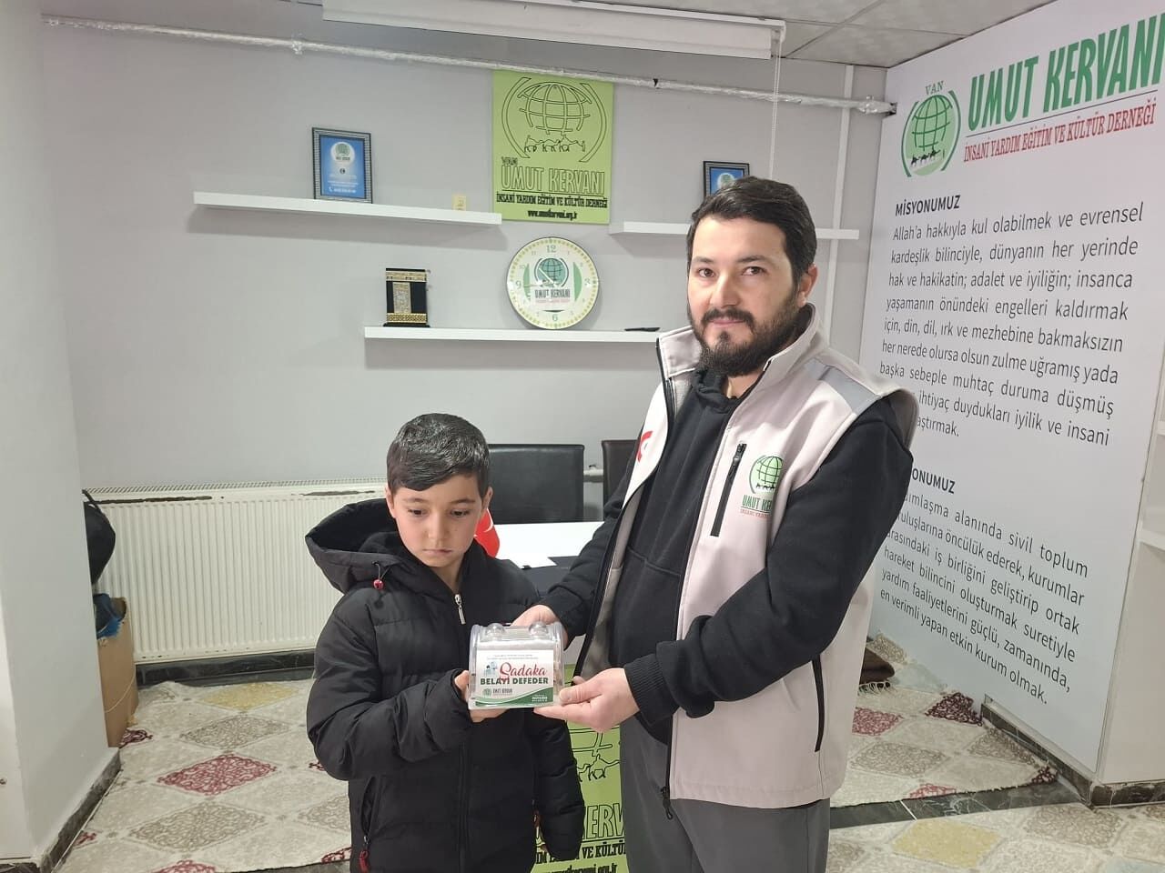 Van’da Küçük Yasin, Kumbarasını Gazze’ye Bağışladı (1)