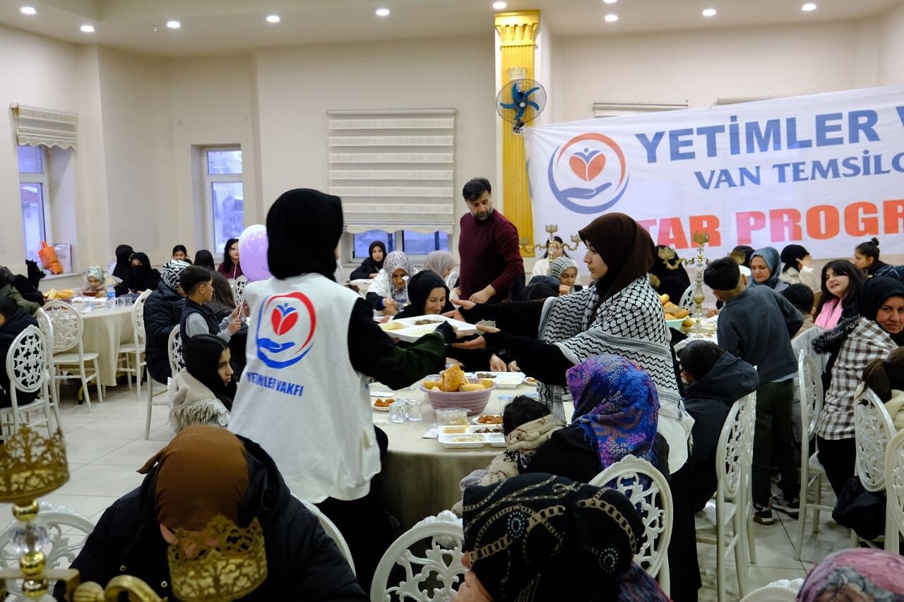 Van’da Yetim Aileler Ile Hayırseverler Aynı Sofrada Buluştu! (10)