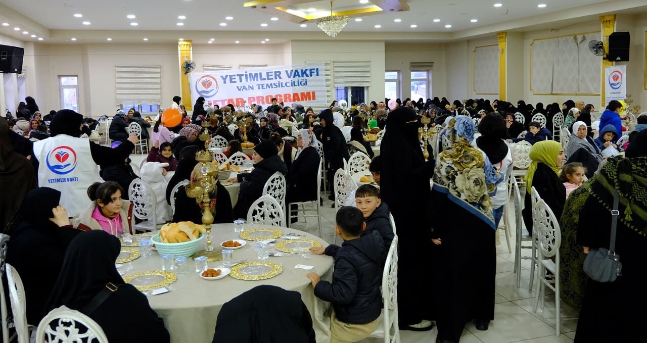 Van’da Yetim Aileler Ile Hayırseverler Aynı Sofrada Buluştu! (12)