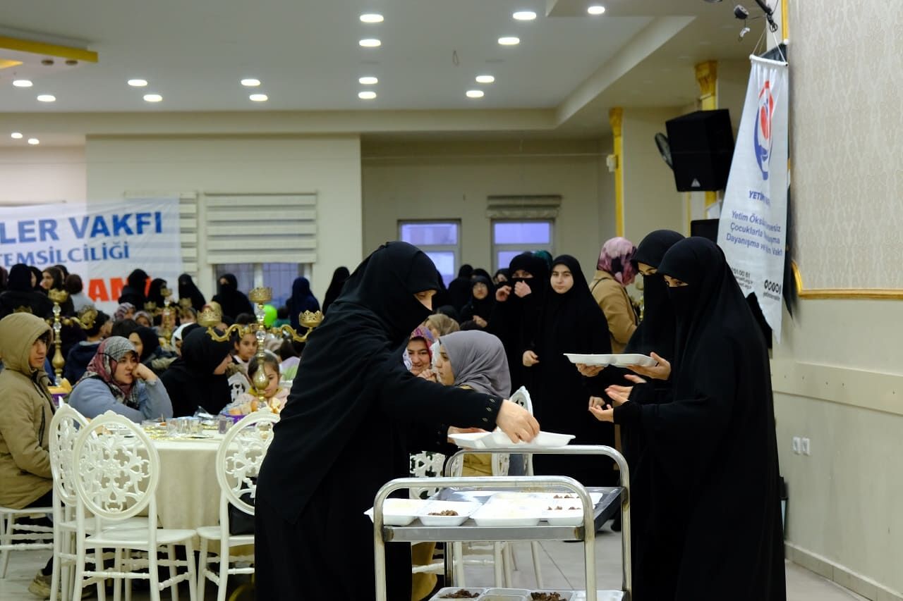 Van’da Yetim Aileler Ile Hayırseverler Aynı Sofrada Buluştu! (13)