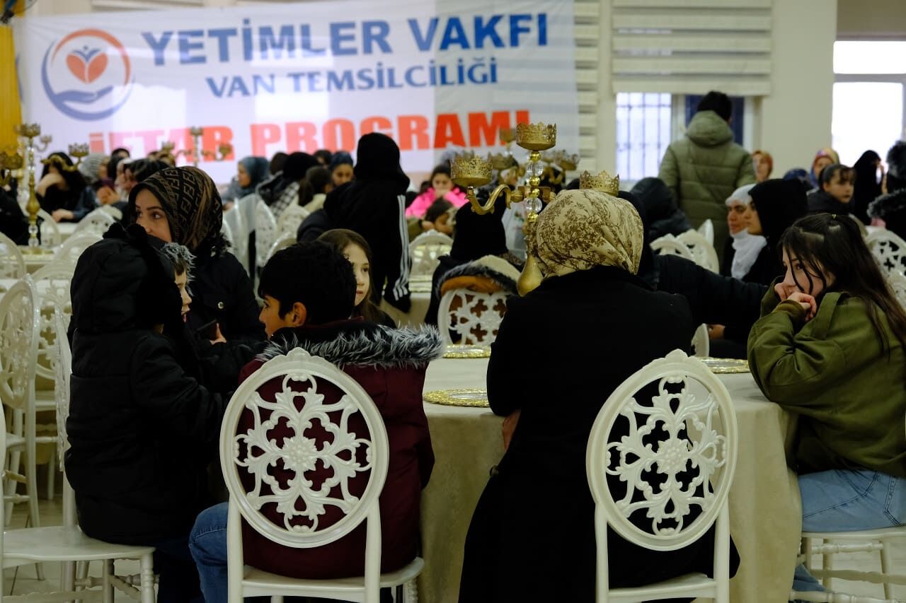 Van’da Yetim Aileler Ile Hayırseverler Aynı Sofrada Buluştu! (15)