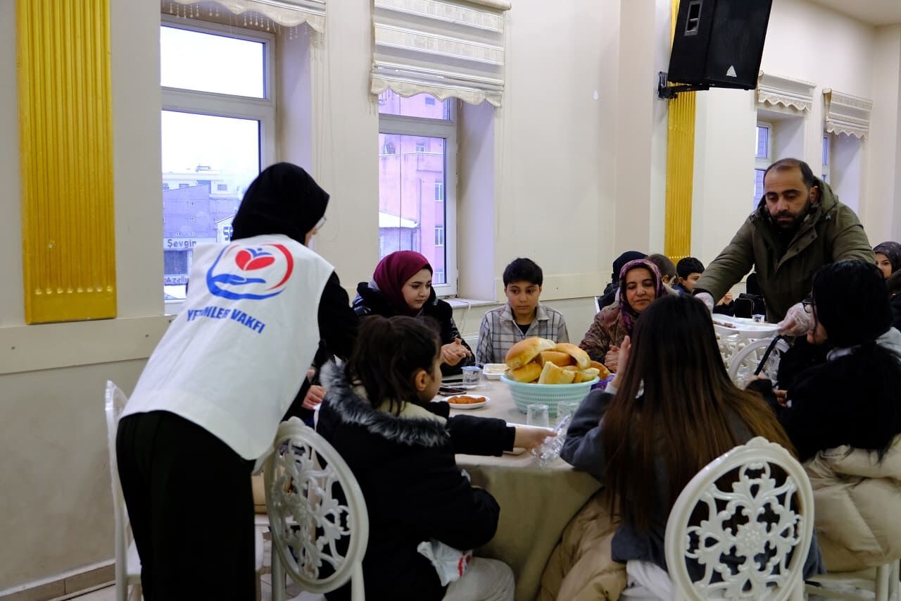 Van’da Yetim Aileler Ile Hayırseverler Aynı Sofrada Buluştu! (17)