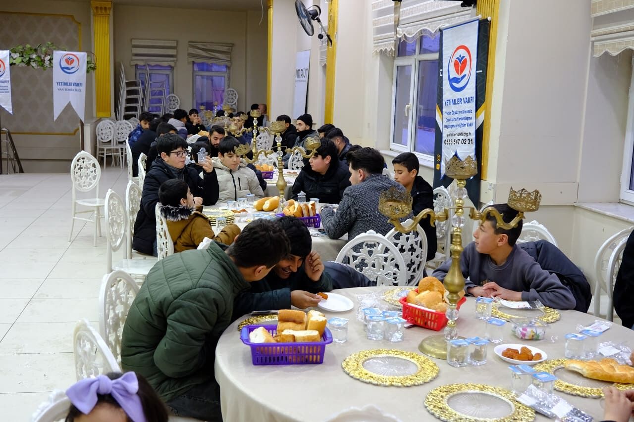 Van’da Yetim Aileler Ile Hayırseverler Aynı Sofrada Buluştu! (2)