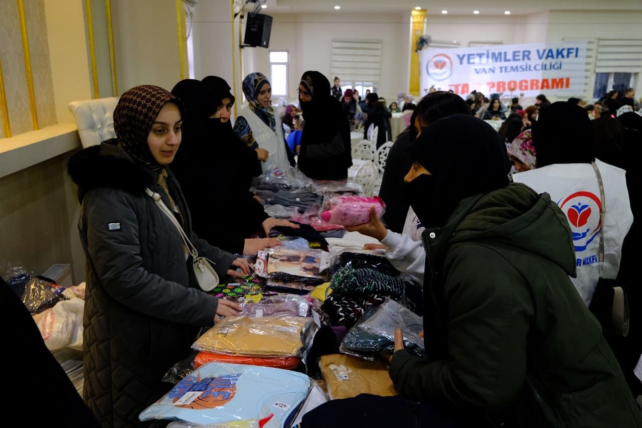 Van’da Yetim Aileler Ile Hayırseverler Aynı Sofrada Buluştu! (20)