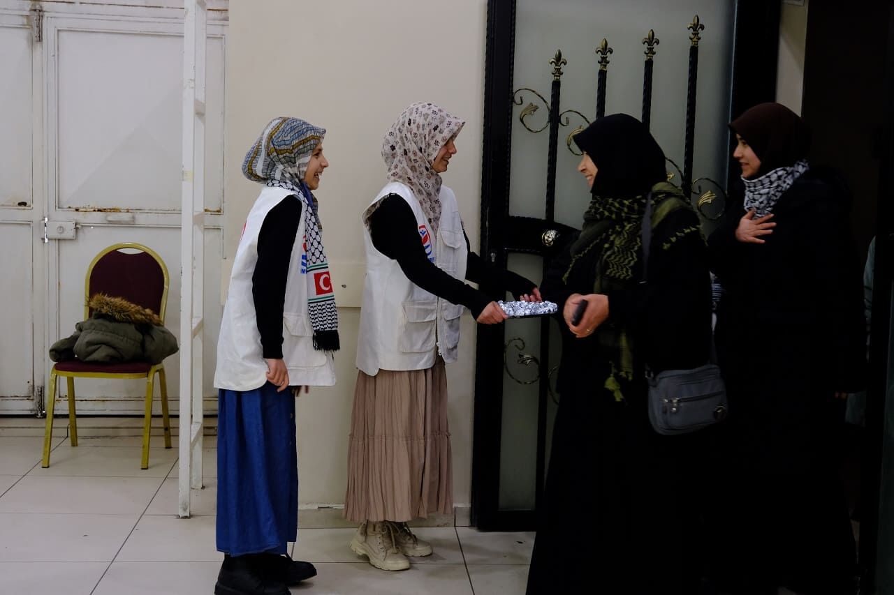 Van’da Yetim Aileler Ile Hayırseverler Aynı Sofrada Buluştu! (23)