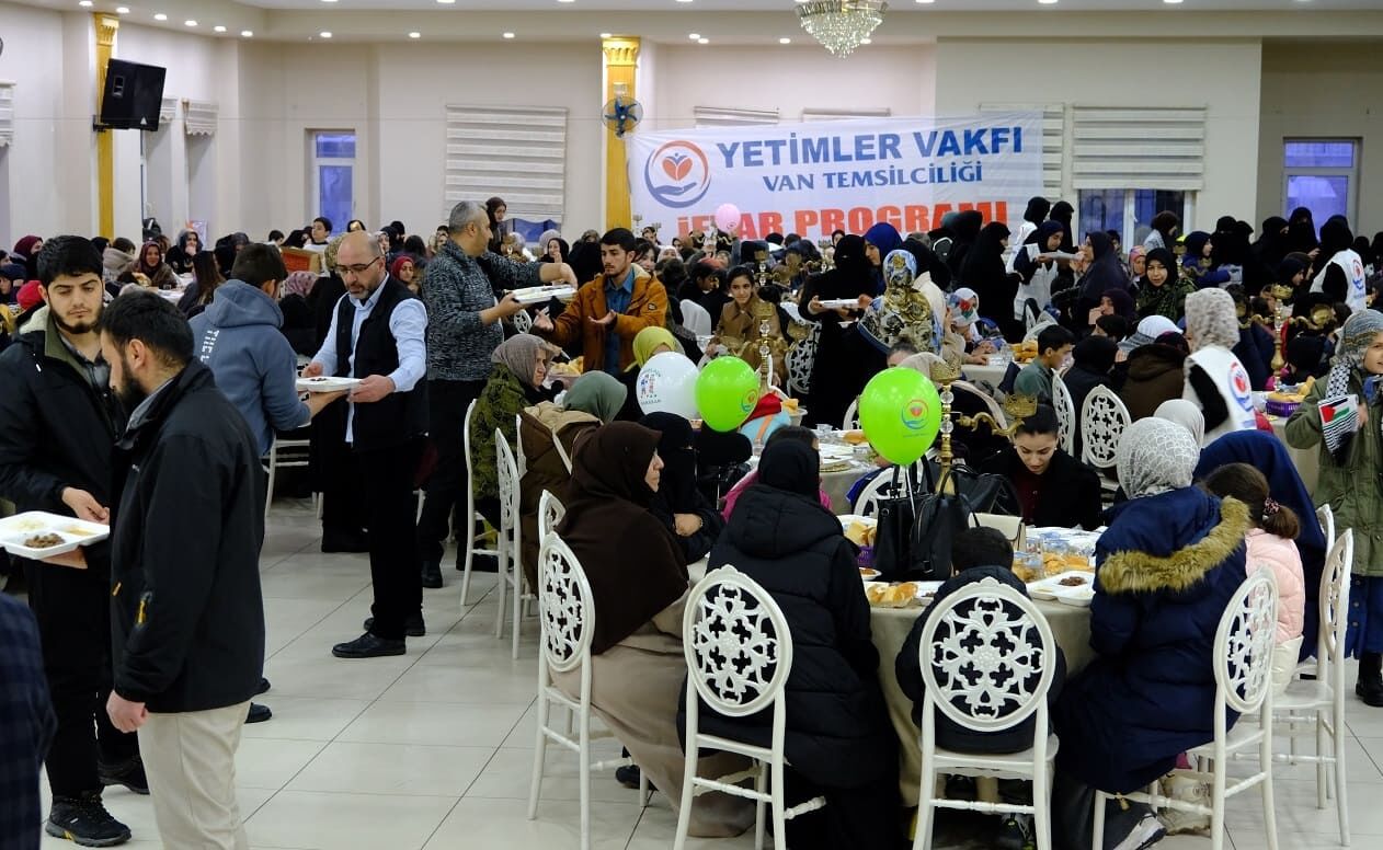 Van’da Yetim Aileler Ile Hayırseverler Aynı Sofrada Buluştu! (4)
