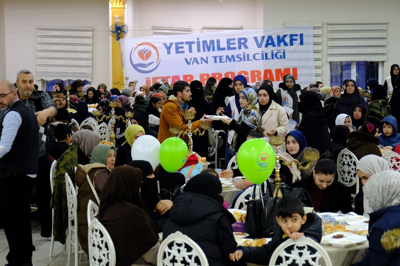 Van’da Yetim Aileler Ile Hayırseverler Aynı Sofrada Buluştu! (5)