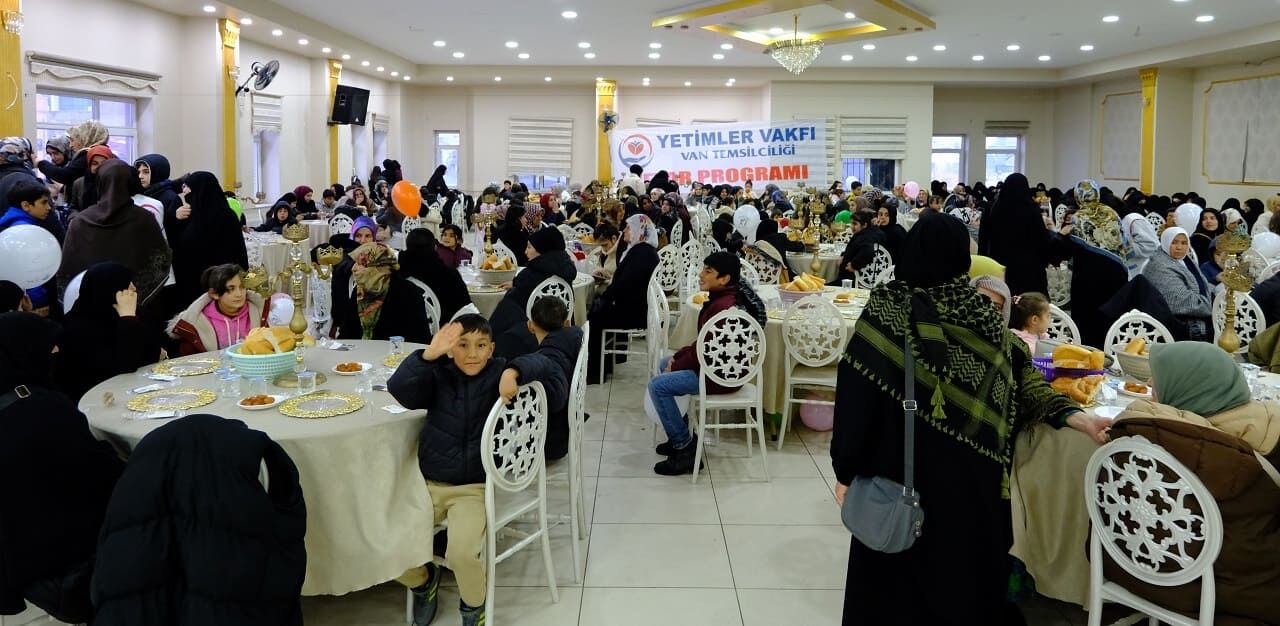 Van’da Yetim Aileler Ile Hayırseverler Aynı Sofrada Buluştu! (9)