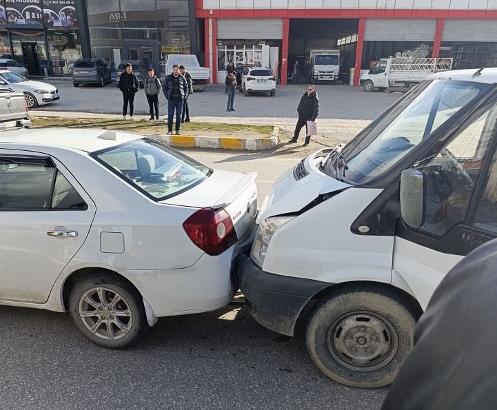 Van'da Zincirleme Trafik Kazası! 4 Araç Çarpıştı… (1)-1
