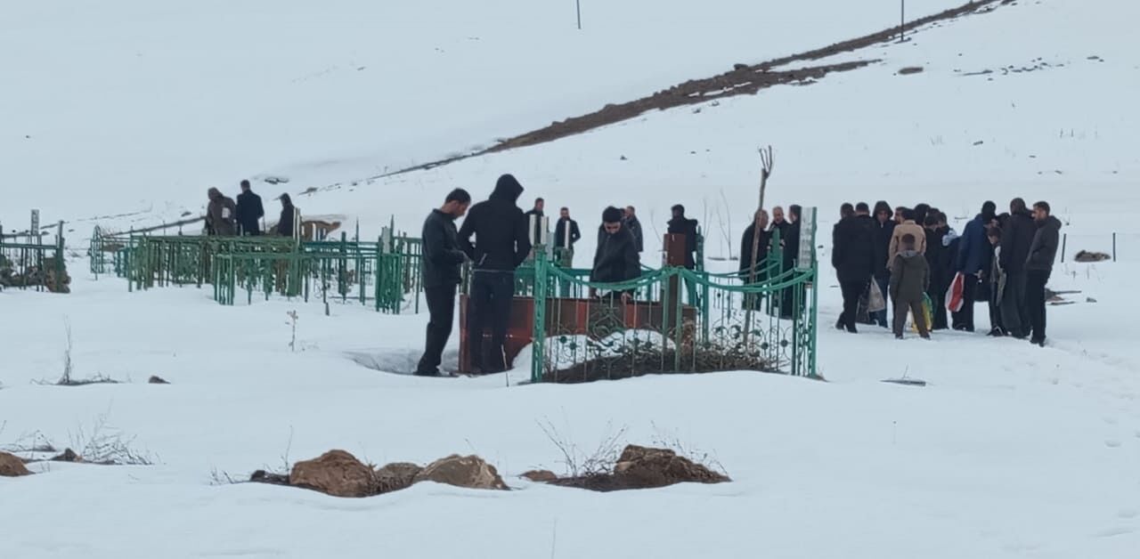 Vanlılar Bayram Namazının Ardından Kabirleri Ziyaret Etti (1)