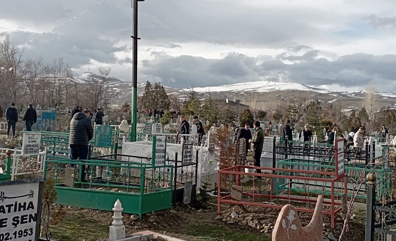 Vanlılar Bayram Namazının Ardından Kabirleri Ziyaret Etti (3)