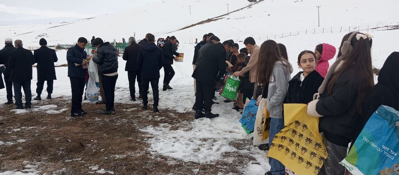 Vanlılar Bayram Namazının Ardından Kabirleri Ziyaret Etti (4)
