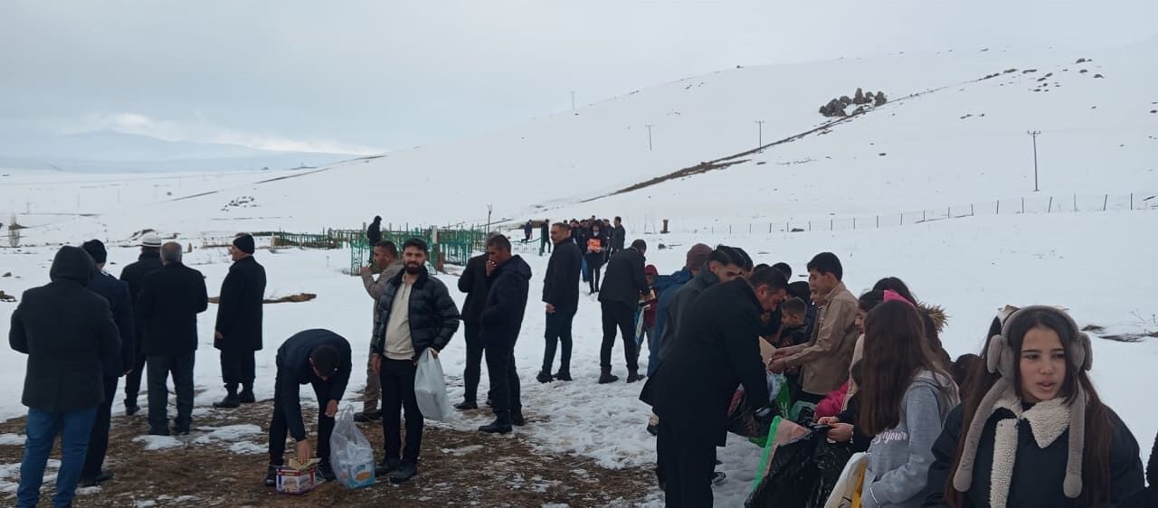 Vanlılar Bayram Namazının Ardından Kabirleri Ziyaret Etti (5)