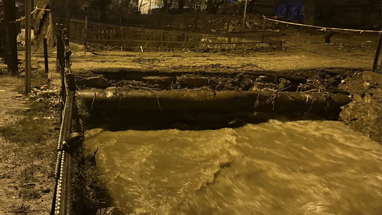 Bahçesaray’da Sel Ilçe Merkezini Sular Altında Bıraktı (2)
