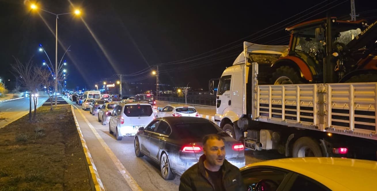 Van'da habersiz yapılan üst geçit çalışması trafiği kitledi