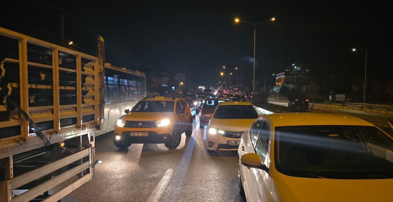 Van'da habersiz yapılan üst geçit çalışması trafiği kitledi1