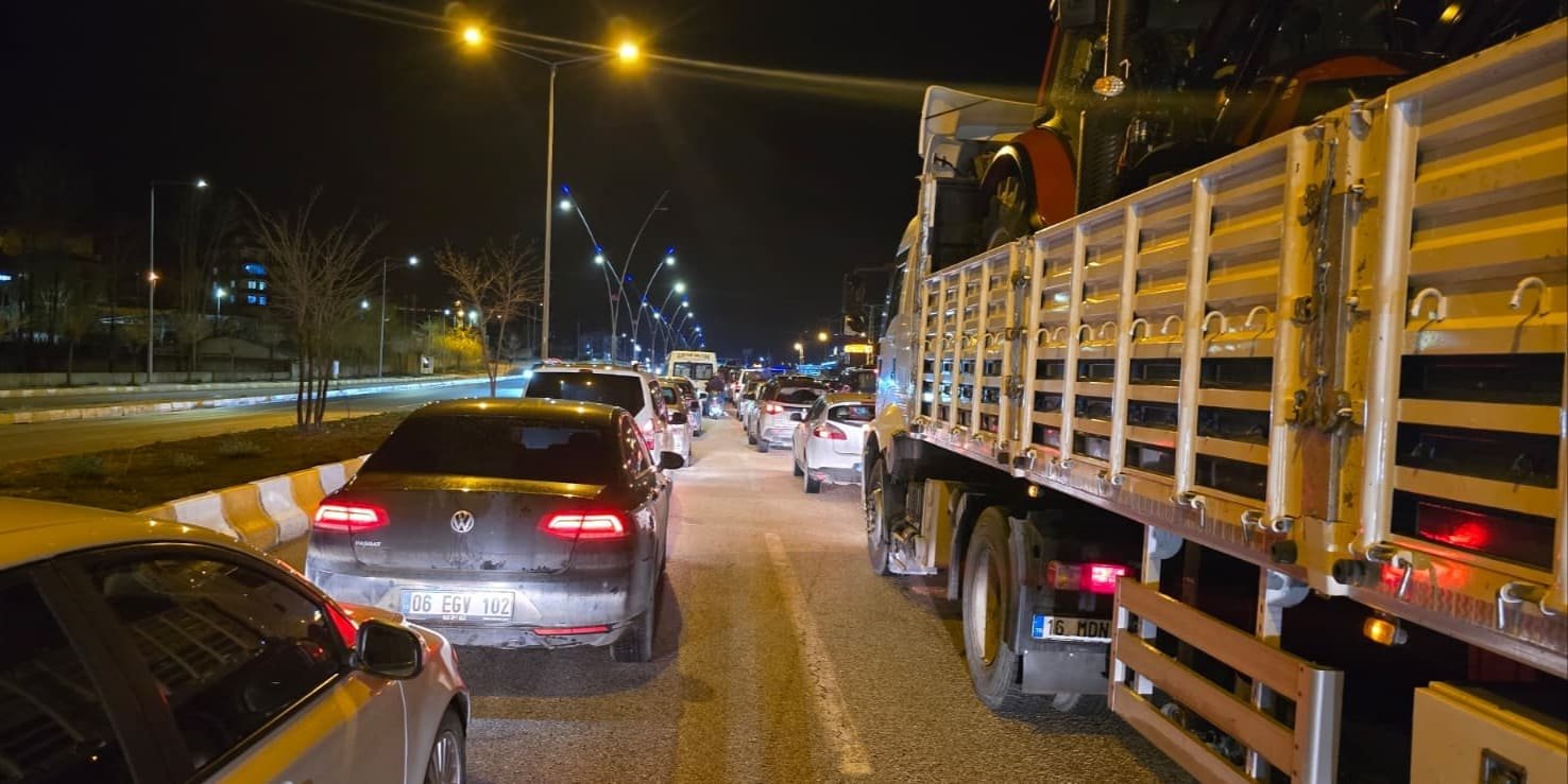 Van'da habersiz yapılan üst geçit çalışması trafiği kitledi2