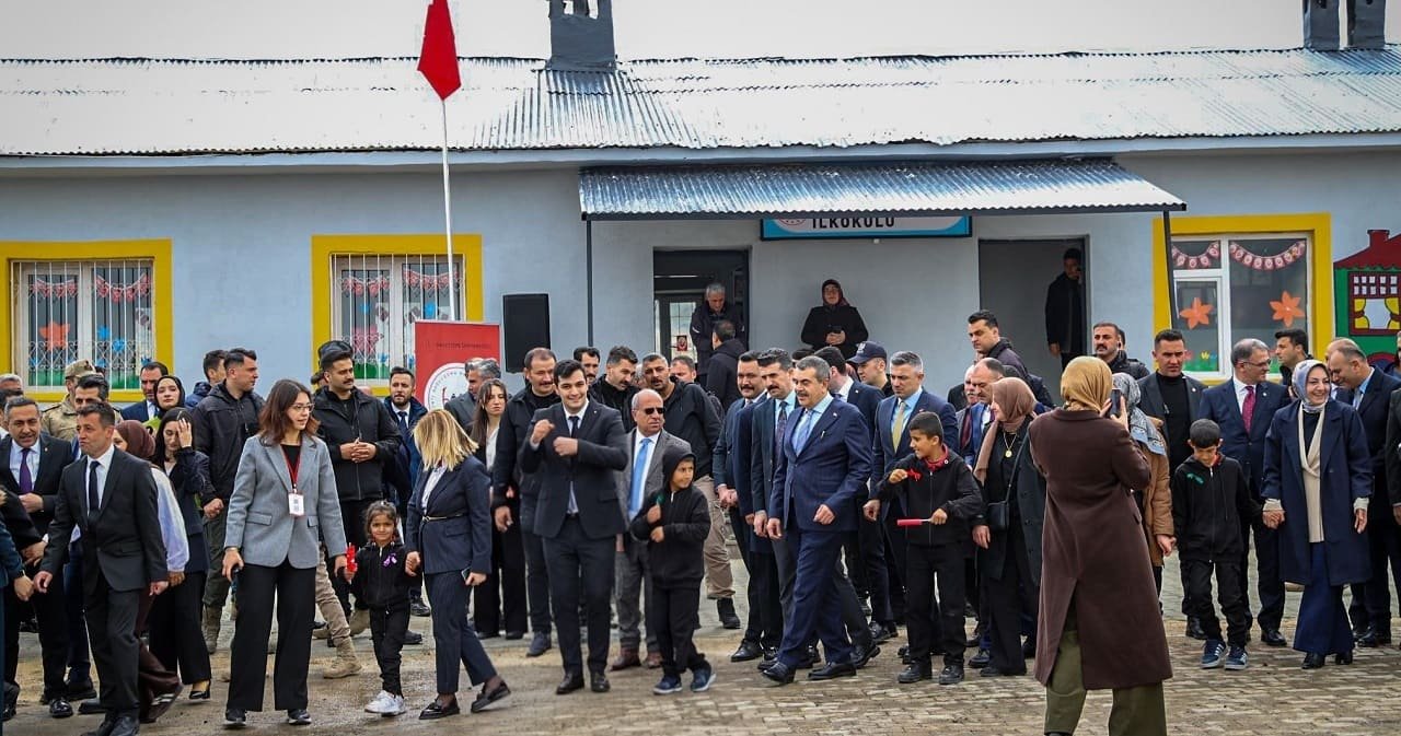 Milli Eğitim Bakanı Tekin Muradiye’de Öğrencilerle Buluştu (1)