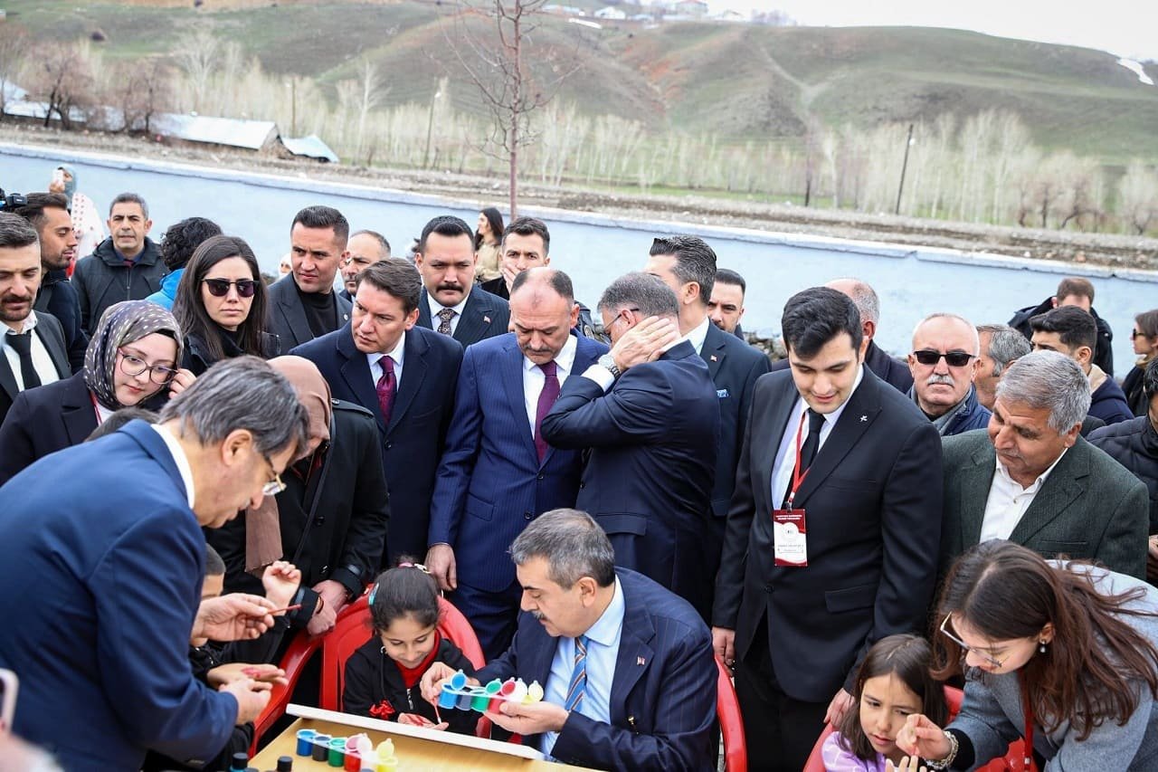 Milli Eğitim Bakanı Tekin Muradiye’de Öğrencilerle Buluştu (2)