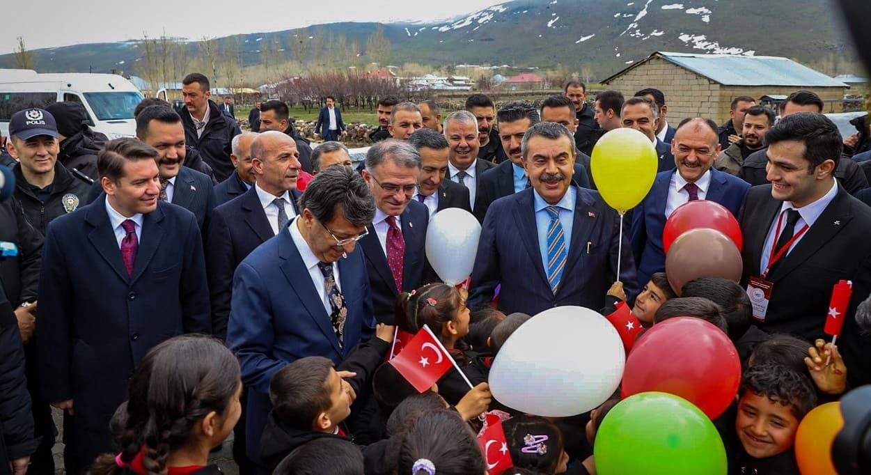 Milli Eğitim Bakanı Tekin Muradiye’de Öğrencilerle Buluştu (3)