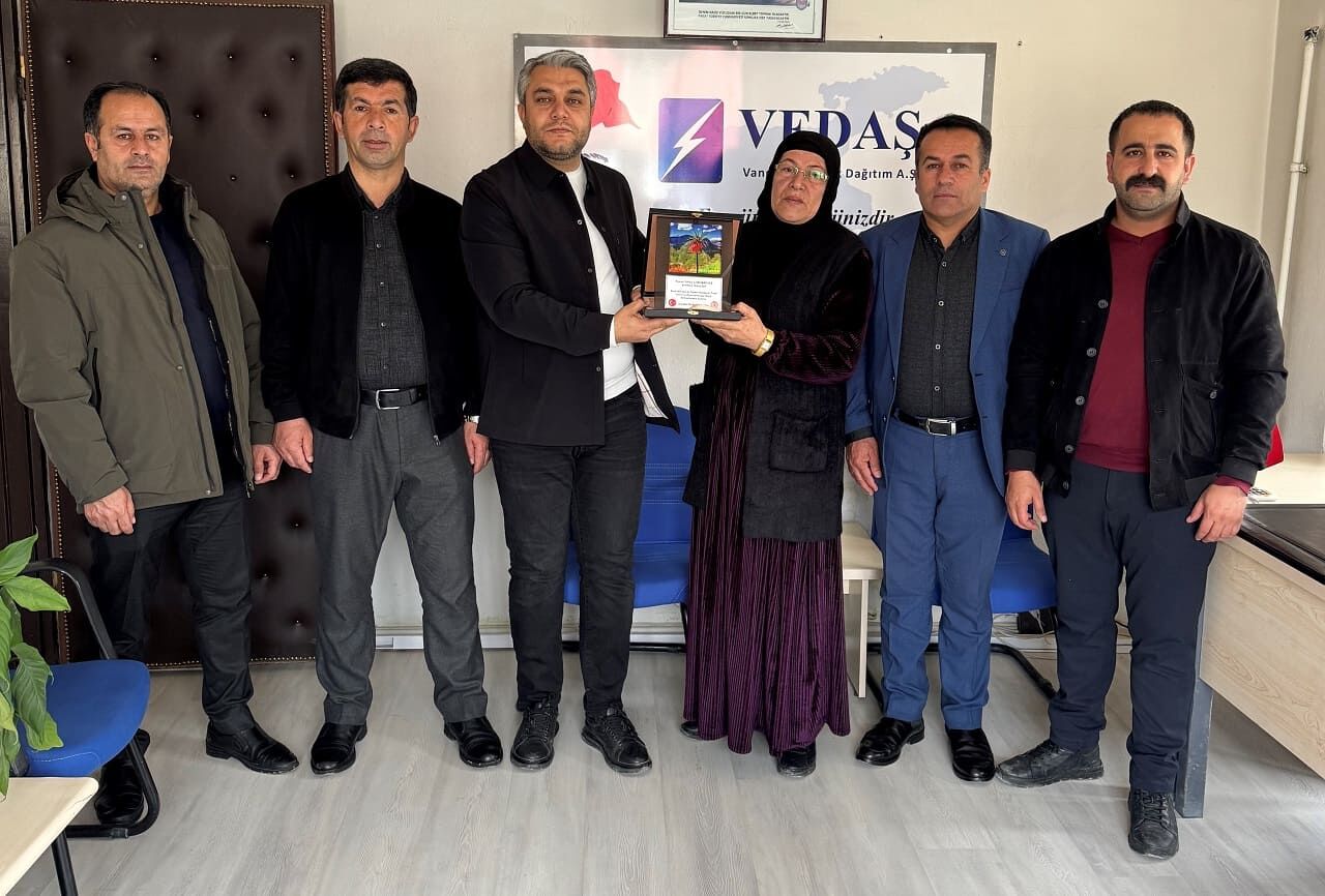 Muhtarlardan Vedaş Ekiplerine Plaket (1)