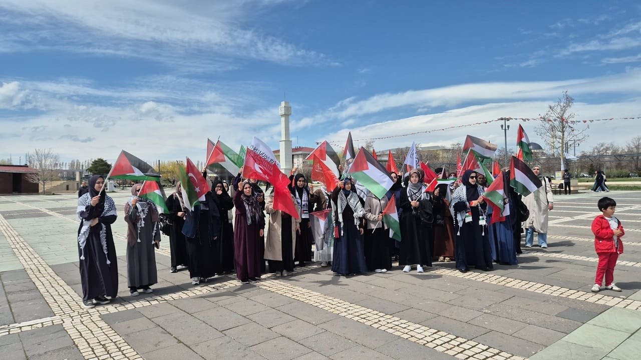 Van Yyü’de Öğrenci Ve Akademisyenler Bir Kez Daha Zulme Karşı Yürüdü! (3)