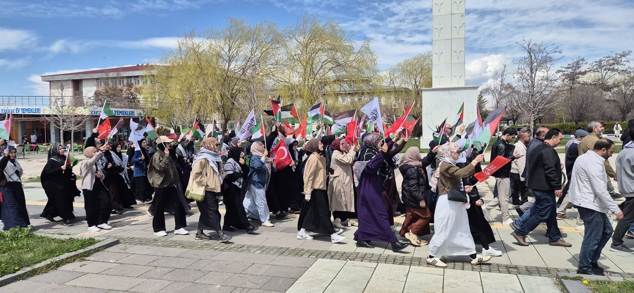 Van Yyü’de Öğrenci Ve Akademisyenler Bir Kez Daha Zulme Karşı Yürüdü! (7)
