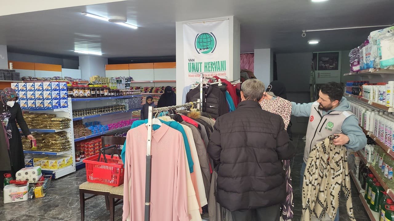 Van’da 350 Aileye Yardım Dağıtıldı! (1)