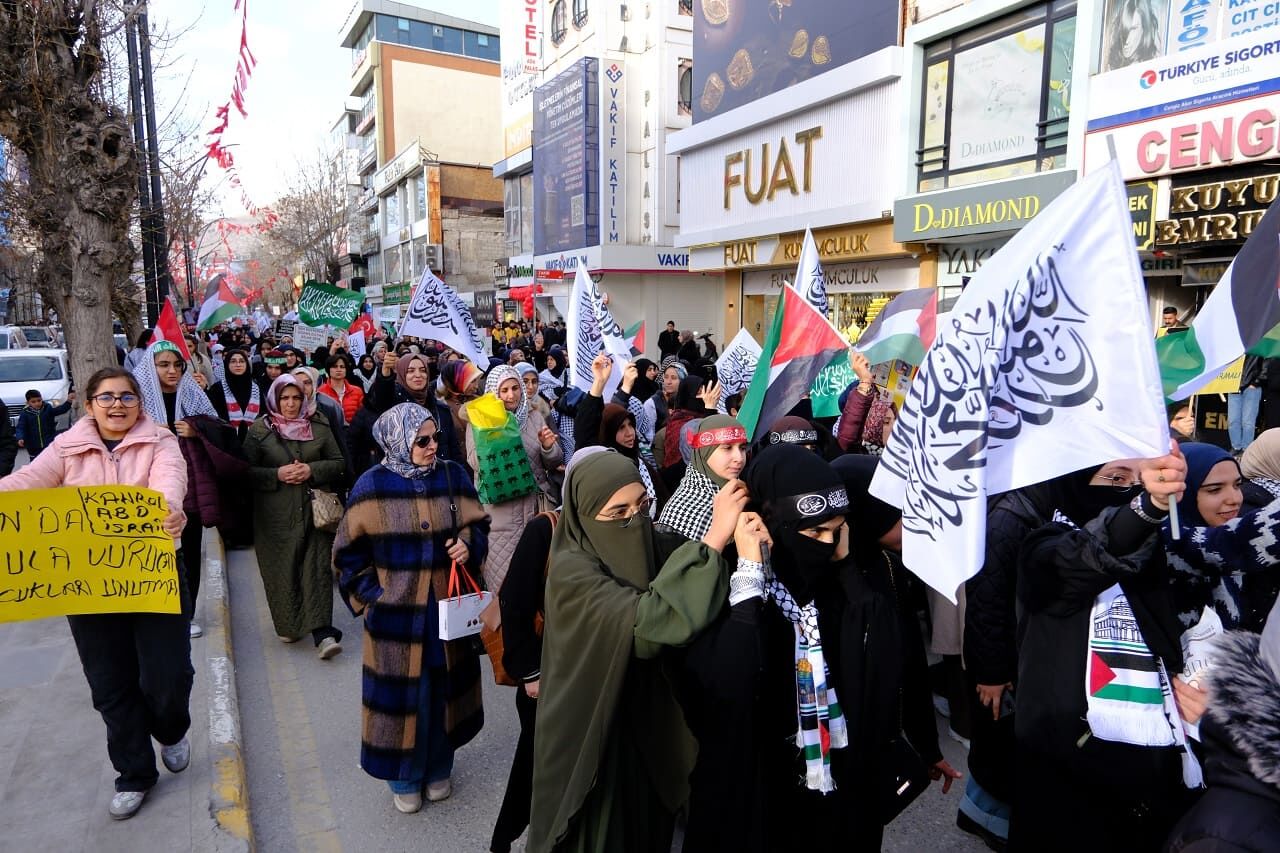 Van’da Binlerce Kişi Abd Ve İsrail’in Işgal Politikalarına Karşı Yürüdü! (12)