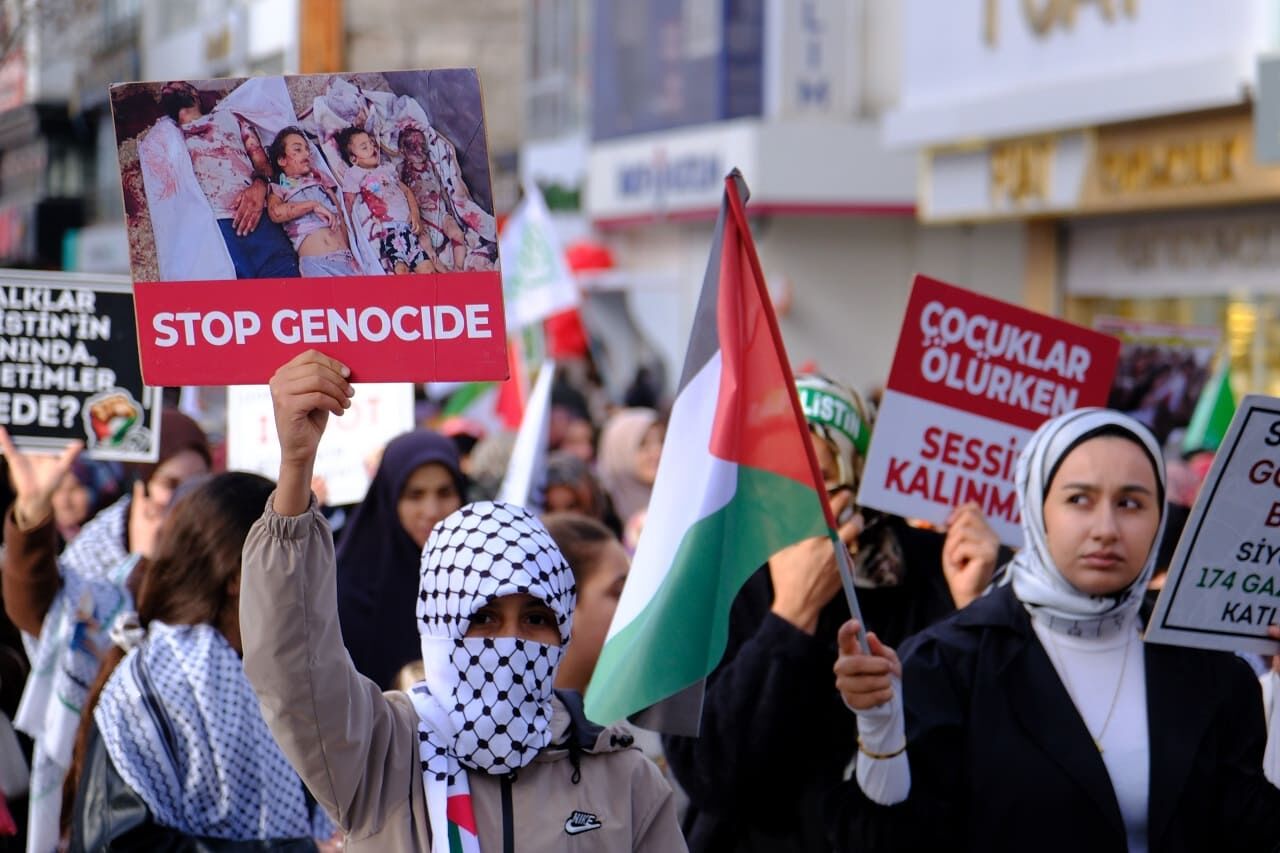 Van’da Binlerce Kişi Abd Ve İsrail’in Işgal Politikalarına Karşı Yürüdü! (14)-1