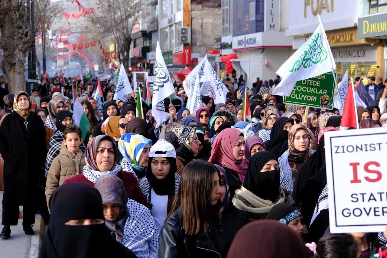 Van’da Binlerce Kişi Abd Ve İsrail’in Işgal Politikalarına Karşı Yürüdü! (15)