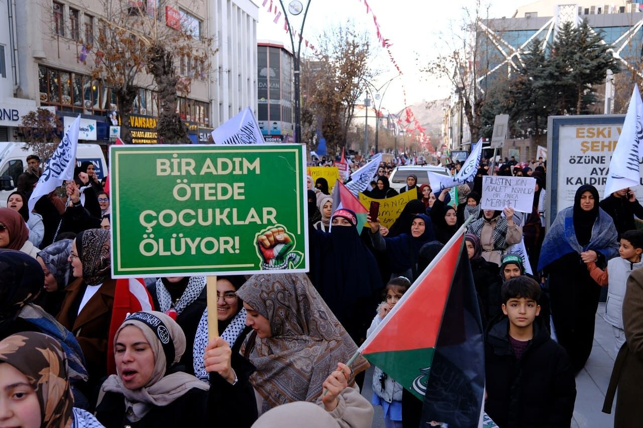 Van’da Binlerce Kişi Abd Ve İsrail’in Işgal Politikalarına Karşı Yürüdü! (19)-1