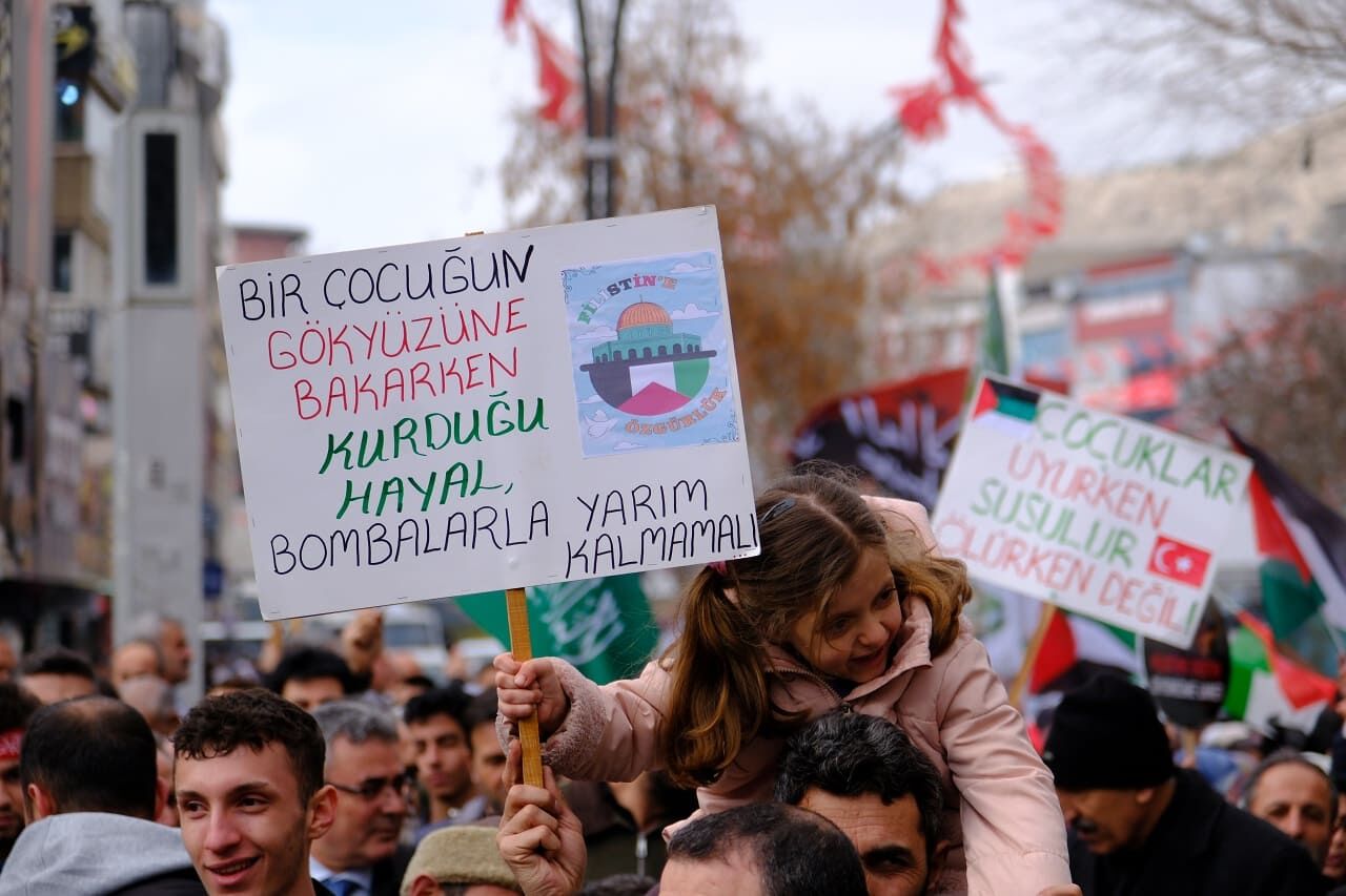 Van’da Binlerce Kişi Abd Ve İsrail’in Işgal Politikalarına Karşı Yürüdü! (2)-1