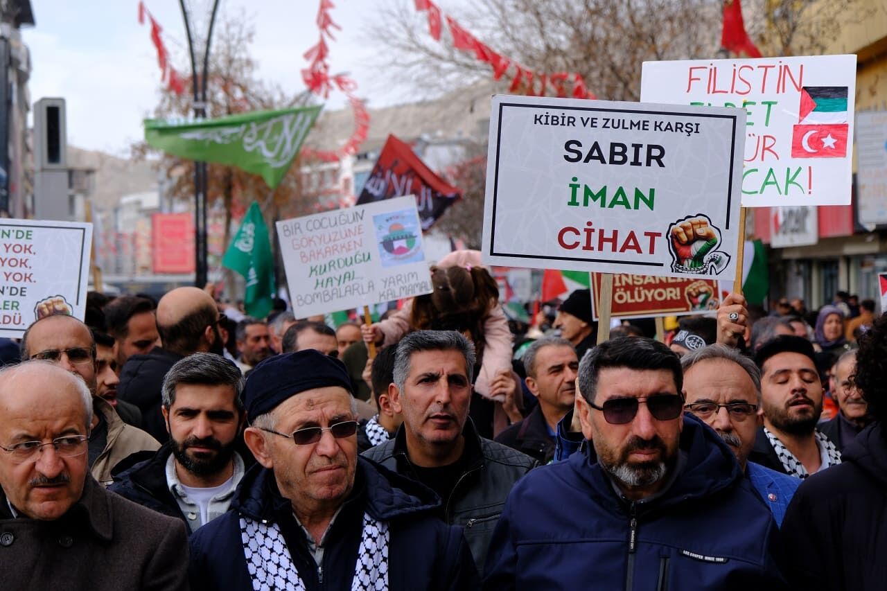 Van’da Binlerce Kişi Abd Ve İsrail’in Işgal Politikalarına Karşı Yürüdü! (3)-1